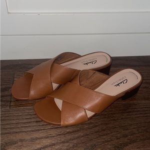 Clarks Brown low-Heeled Sandals